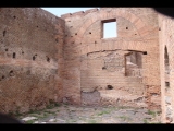 03107 ostia - regio i - insula ii - caseggiato del pantomimo apolausto and caseggiato del balcone ligneo (i,ii,2.6) - raum 42 - nordseite - 09-2022.jpg